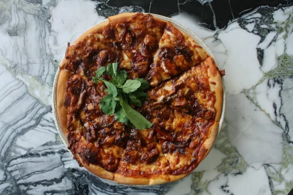 Barbekü tavuklu pizza
