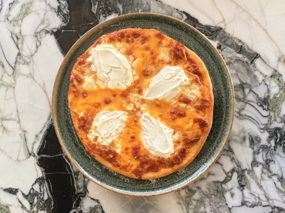 Dört peynirli pizza