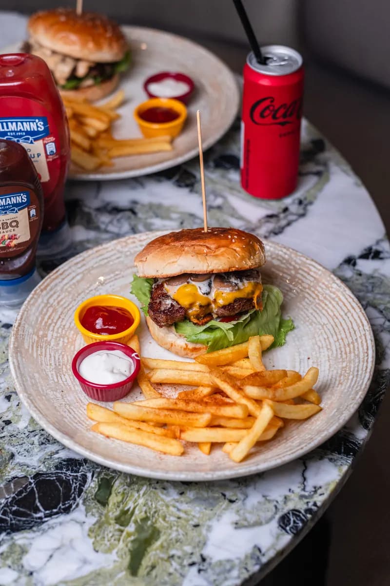 Kremalı mantarlı burger